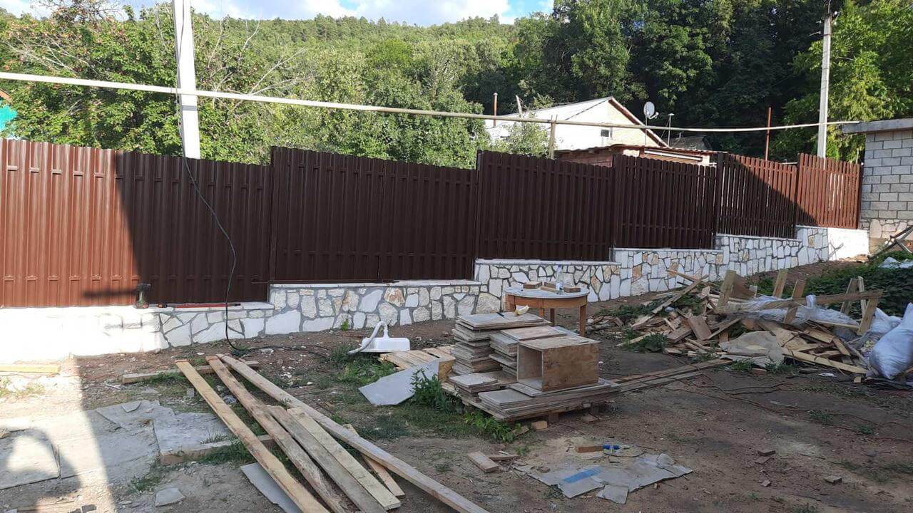 забор из штакетника шоколад двухсторонний фото1 в Усть-Катаве