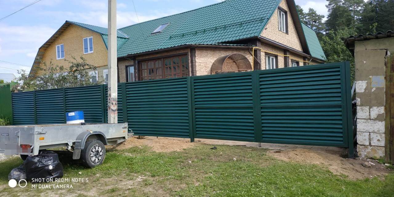 Забор-жалюзи с ламелями еврожалюзи ral6005/6005 Зеленый Мох 2-х сторонний фото1 в Усть-Катаве