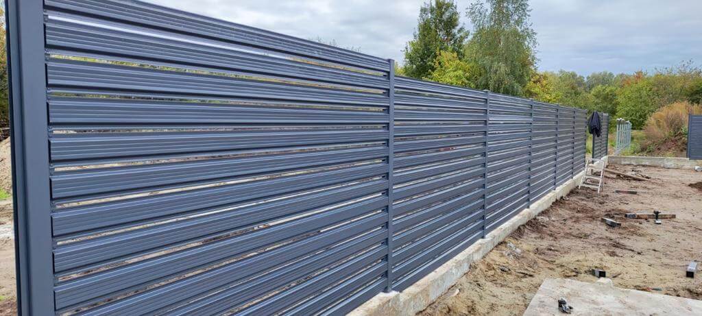 забор из штакетника ral7024/7024 серый графит двусторонний фото8 в Усть-Катаве
