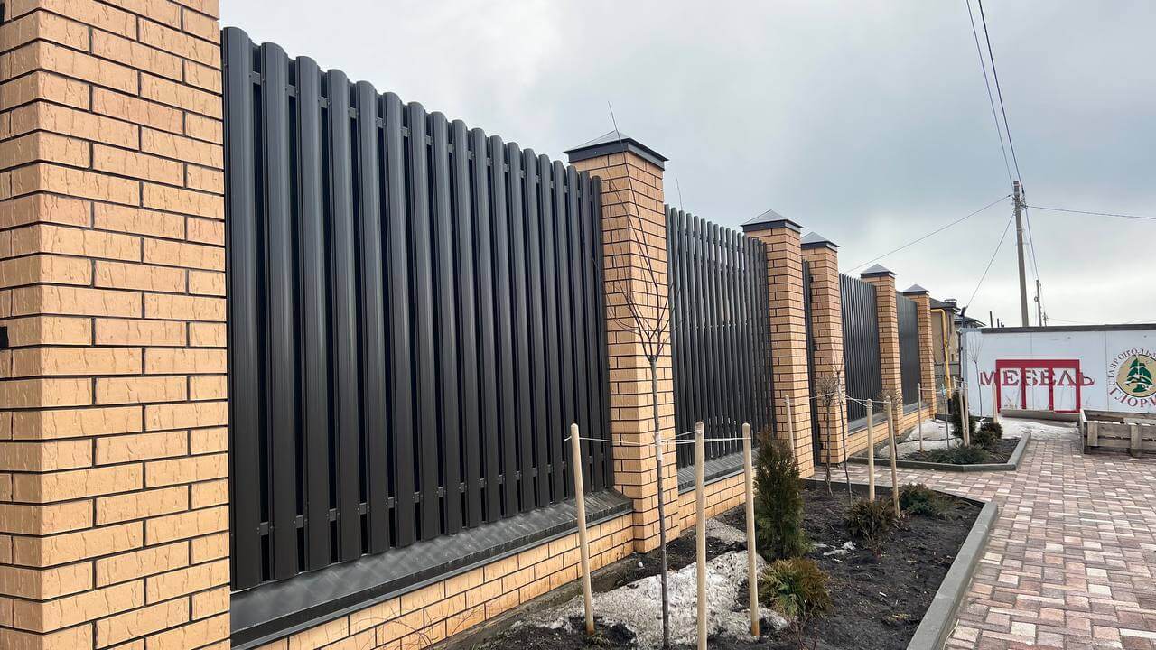 Забор из штакетника RAL8019 Темный Шоколад фото 3 в Усть-Катаве