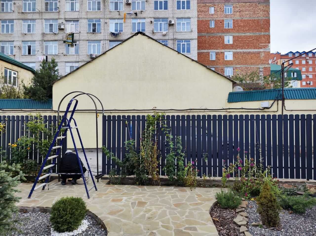 Забор из металлоштакетника RAL7024/7024 Серый Графит двусторонний матовый фото 4 в Усть-Катаве