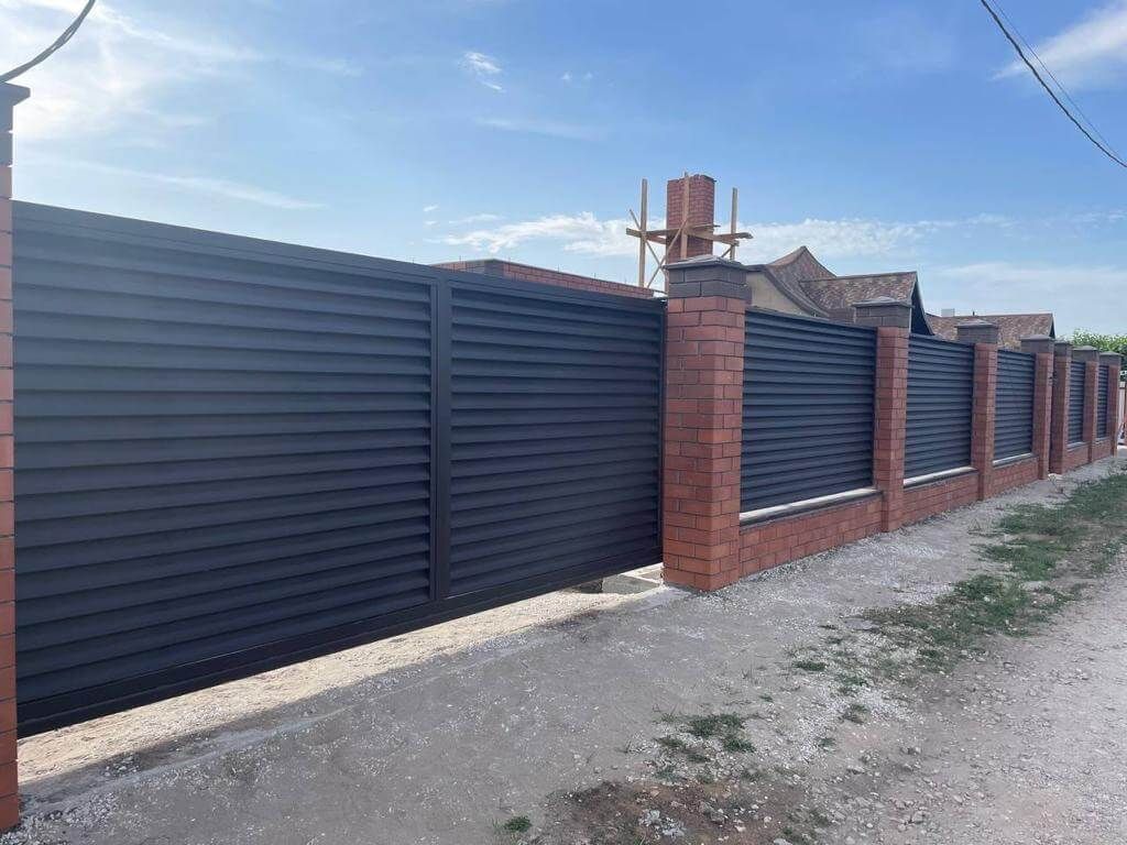 Забор из ламелей еврожалюзи 21м RAL8019/8019 Темный Шоколад МАТТЕ двухсторонний в Усть-Катаве