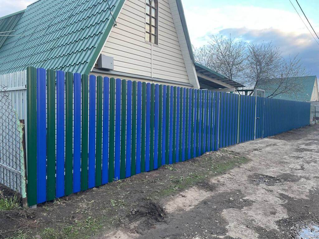 Забор из штакетника двух цветов 16м RAL6005 Зеленый Мох + RAL5002 Синий Ультрамарин фото 2 в Усть-Катаве