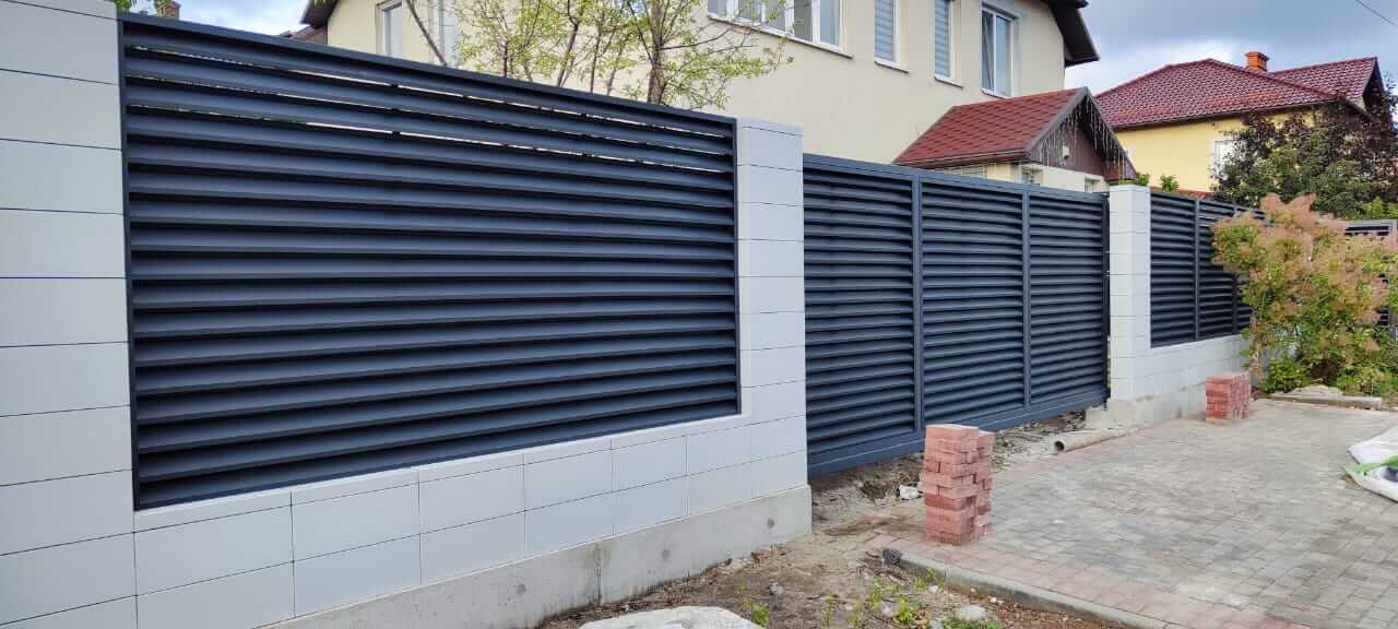 Забор-жалюзи из ламелей ЭКО-Z 17м RAL7024 Серый Графит фото 2 в Усть-Катаве