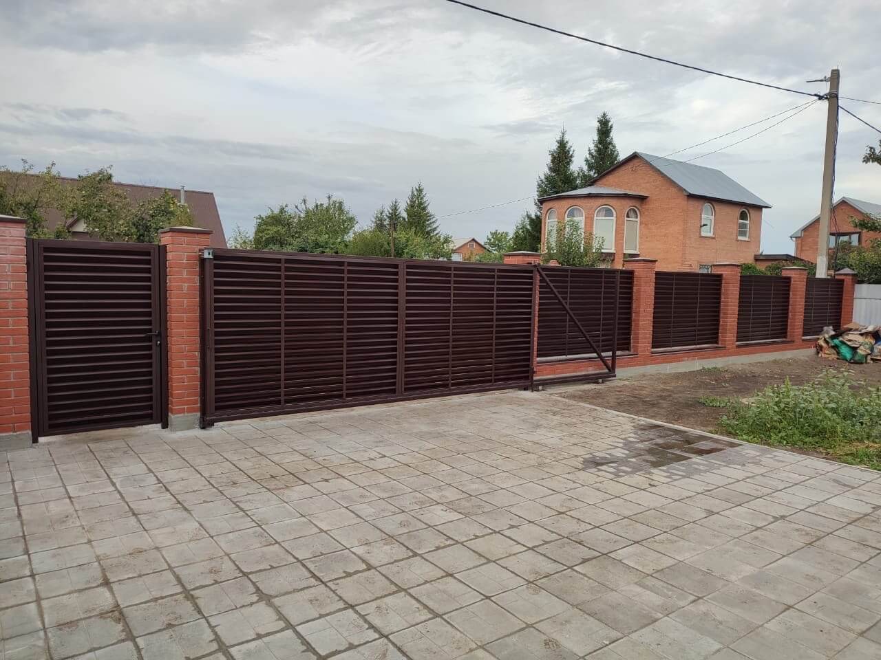 Забор из ламелей Еврожалюзи 28м RAL8017/8017 Шоколад двусторонний фото 3 в Усть-Катаве