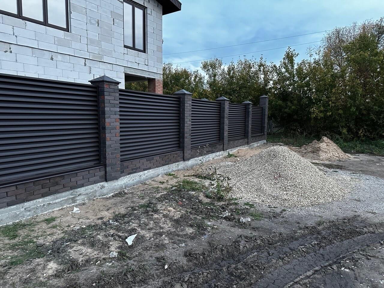 Забор из ламелей Еврожалюзи 38м RAL8019/8019 Темный Шоколад двусторонний MATTE фото 4 в Усть-Катаве