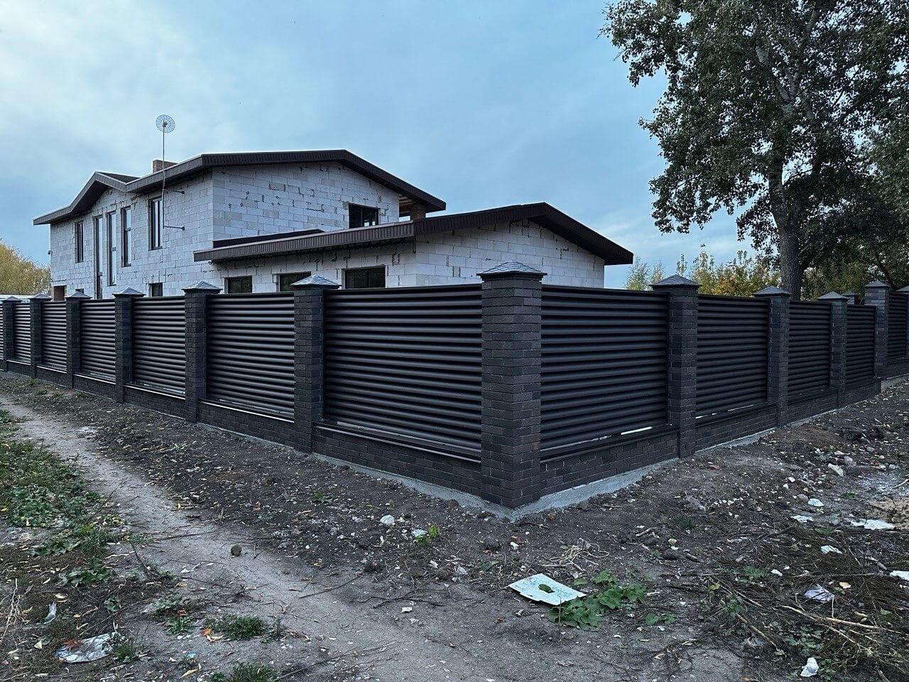 Забор из ламелей Еврожалюзи 38м RAL8019/8019 Темный Шоколад двусторонний MATTE фото 2 в Усть-Катаве