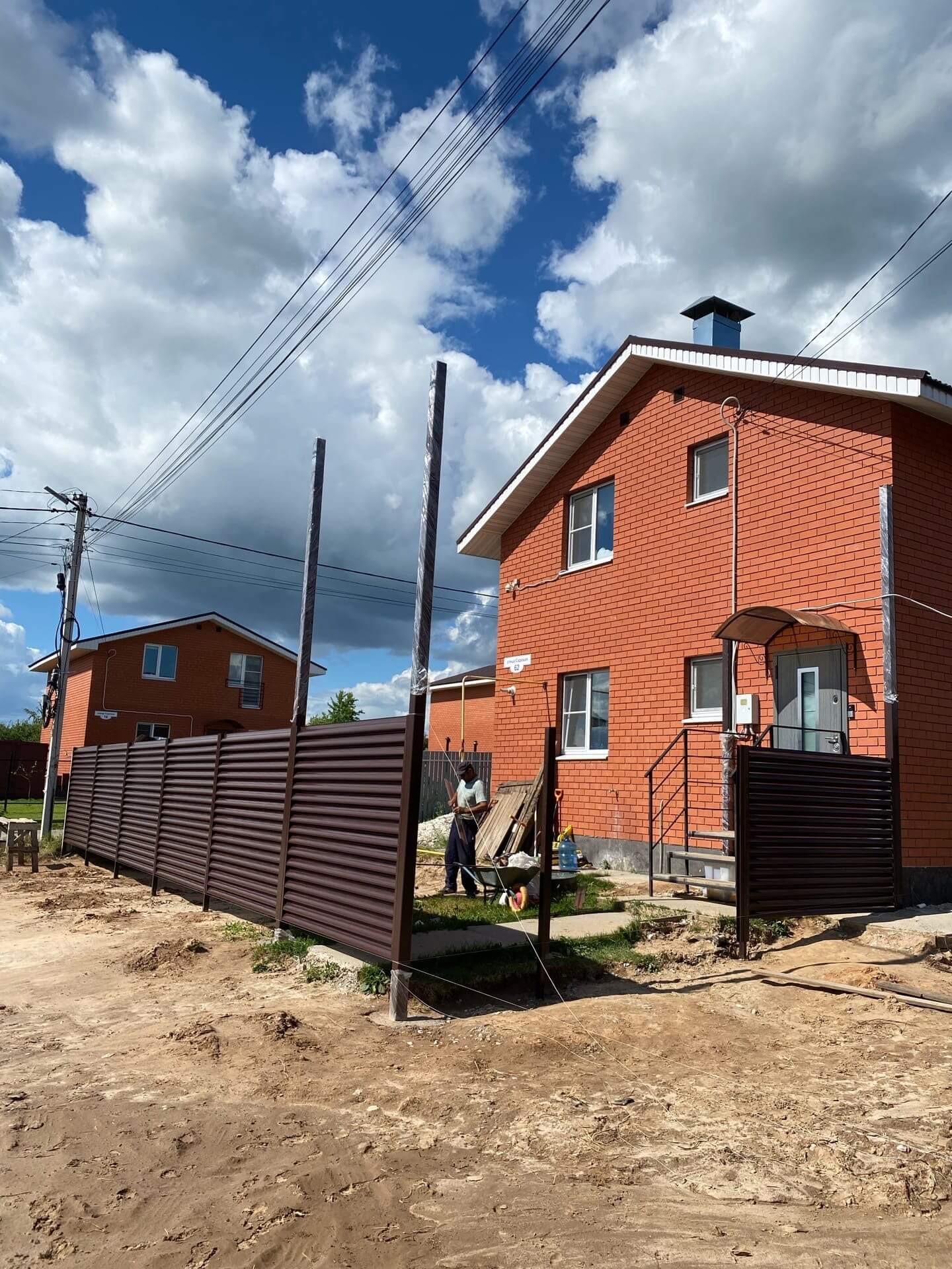Забор-жалюзи из ламелей еврожалюзи 14м RAL8017 Шоколад фото 1 в Усть-Катаве