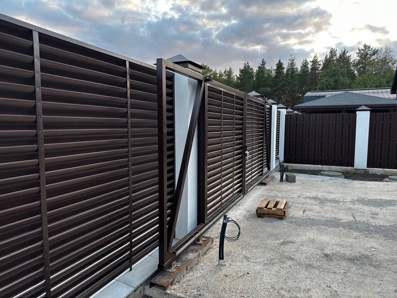 Забор-жалюзи с ламелями еврожалюзи 30м Дуб Мореный Printech фото 2 в Усть-Катаве