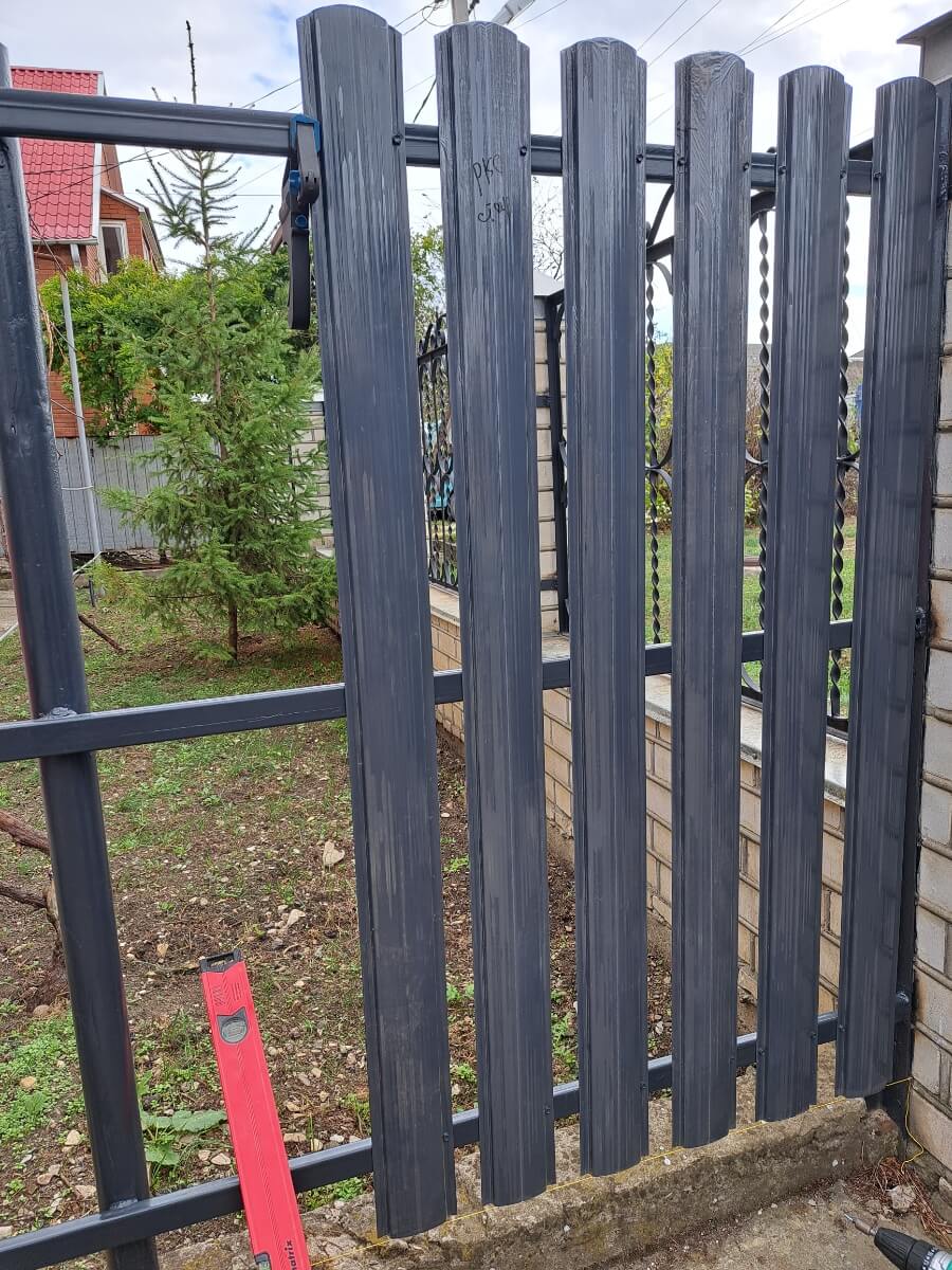 Забор из штакетника 11м RAL7024/7024 Серый Графит двусторонний фото 1 в Усть-Катаве