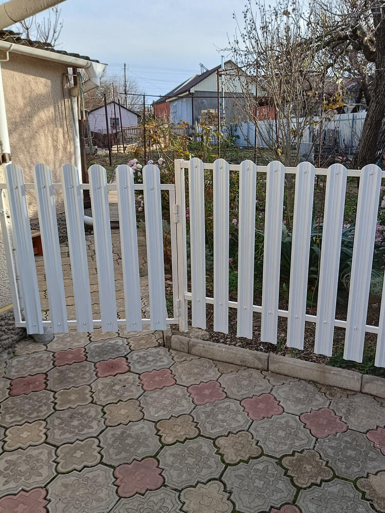 Заборчик из евроштакетника высотой 1м. RAL9003/9003 Белый двусторонний в Усть-Катаве