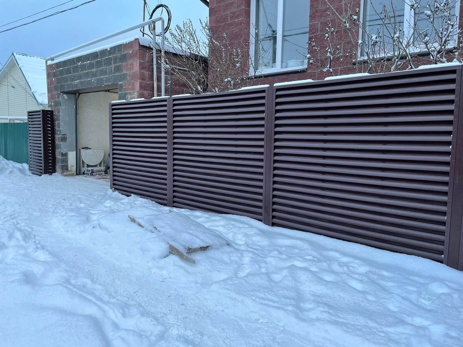 Забор из ламелей еврожалюзи 38м RAL8017/8017 Шоколад двусторонний фото 5 в Усть-Катаве