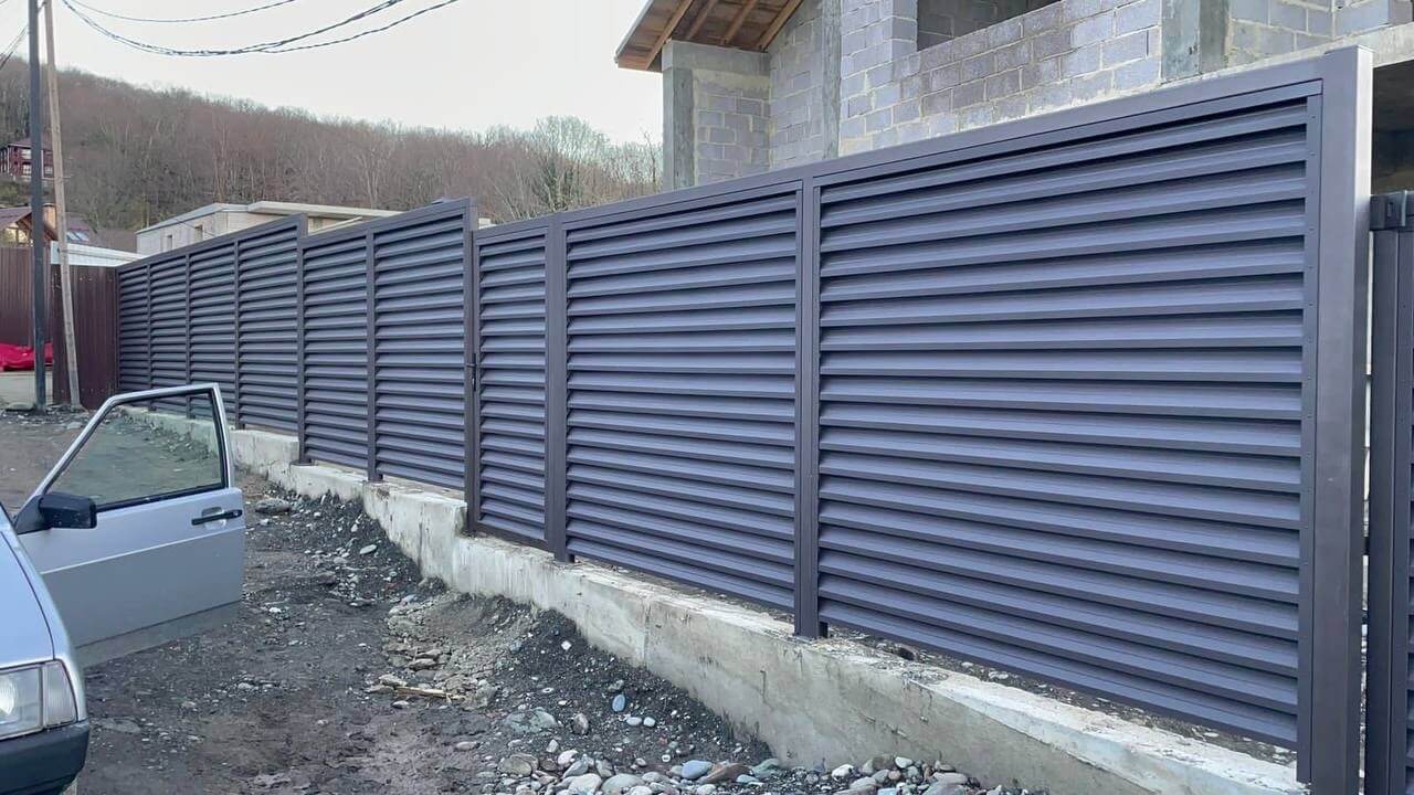 Забор-жалюзи из ламелей ЭКО-Z 54м RAL8019/8019 Темный Шоколад двусторонний в Усть-Катаве