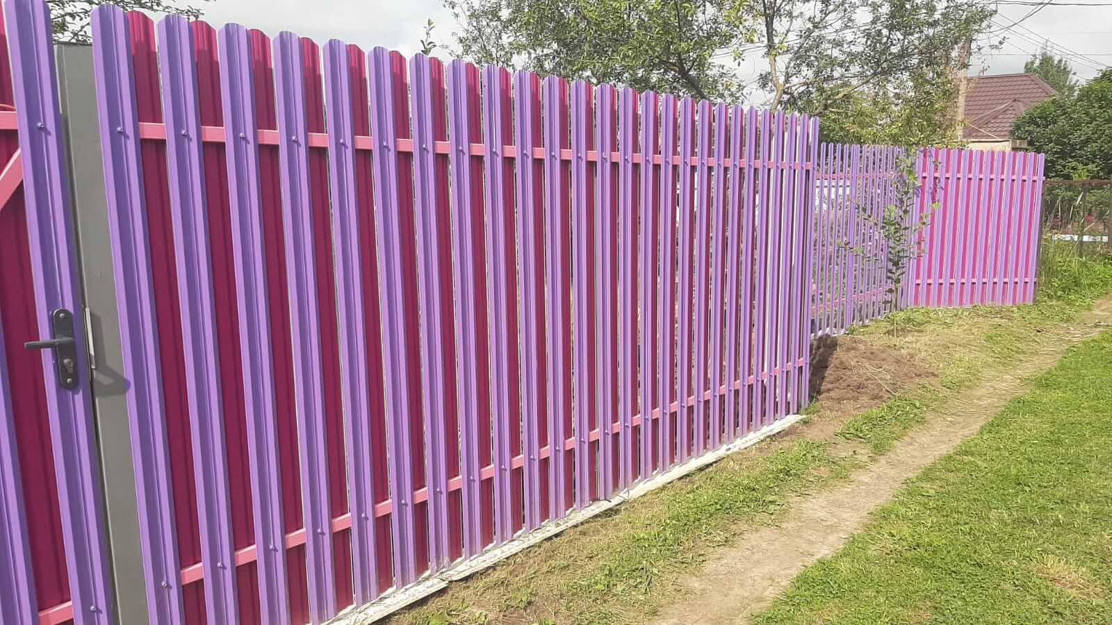 Двухцветный забор из евроштакетника 44м RAL4005 Сиреневый, RAL4006 Пурпурный фото 4 в Усть-Катаве