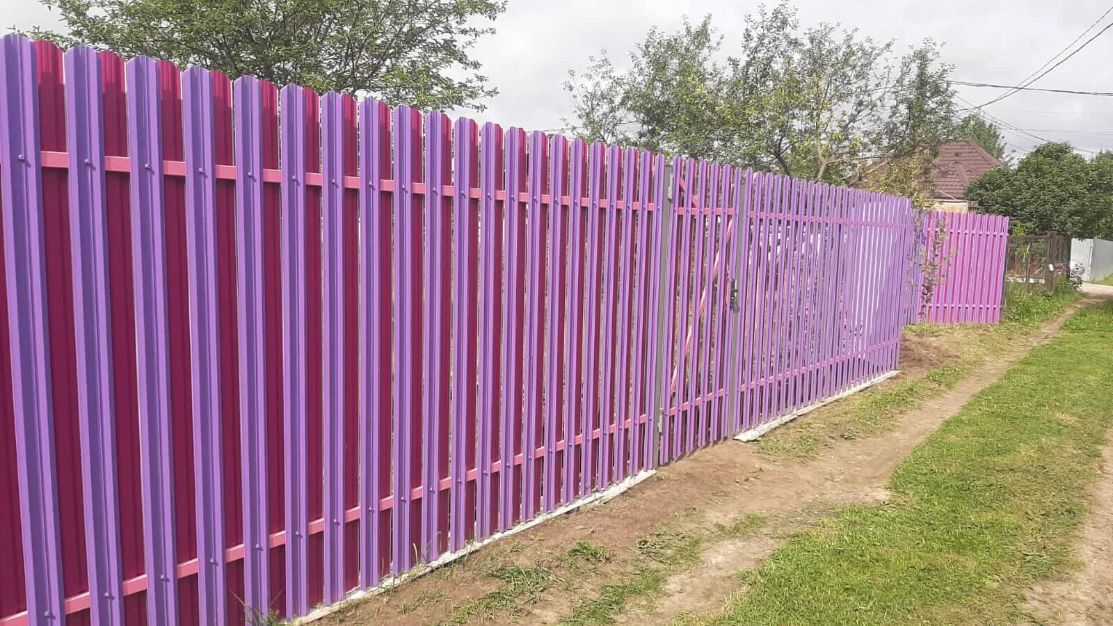 Двухцветный забор из евроштакетника 44м RAL4005 Сиреневый, RAL4006 Пурпурный фото 3 в Усть-Катаве