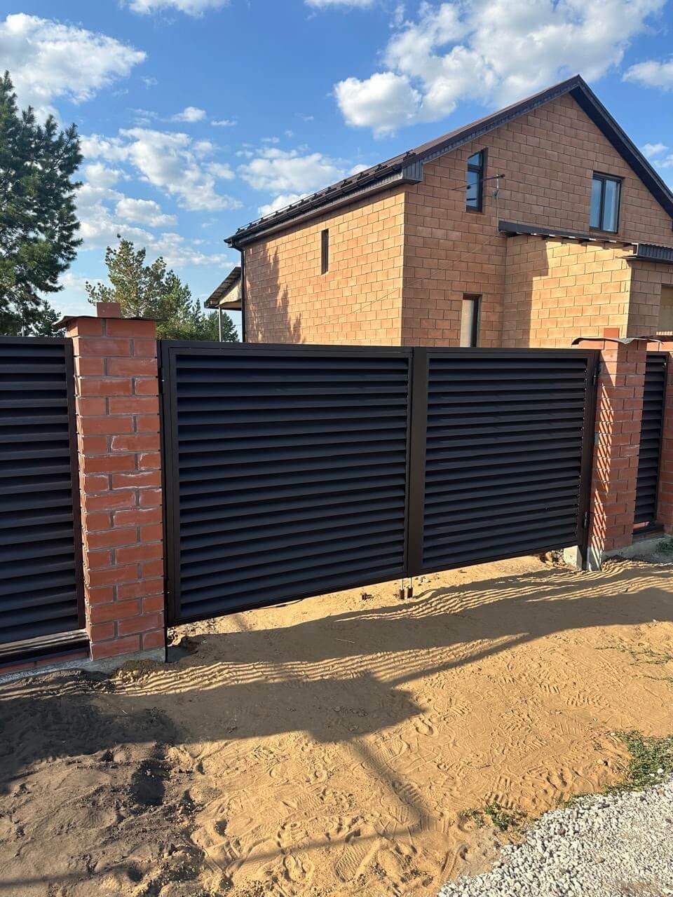 Забор-жалюзи из ламелей Еврожалюзи 38м RAL8019 Темный Шоколад МАТТЕ фото 4 в Усть-Катаве