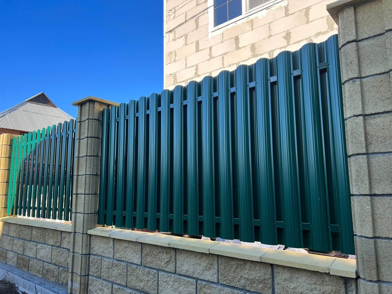 Забор из евроштакетника 22м RAL6005/6005 Зеленый Мох двусторонний фото 7 в Усть-Катаве