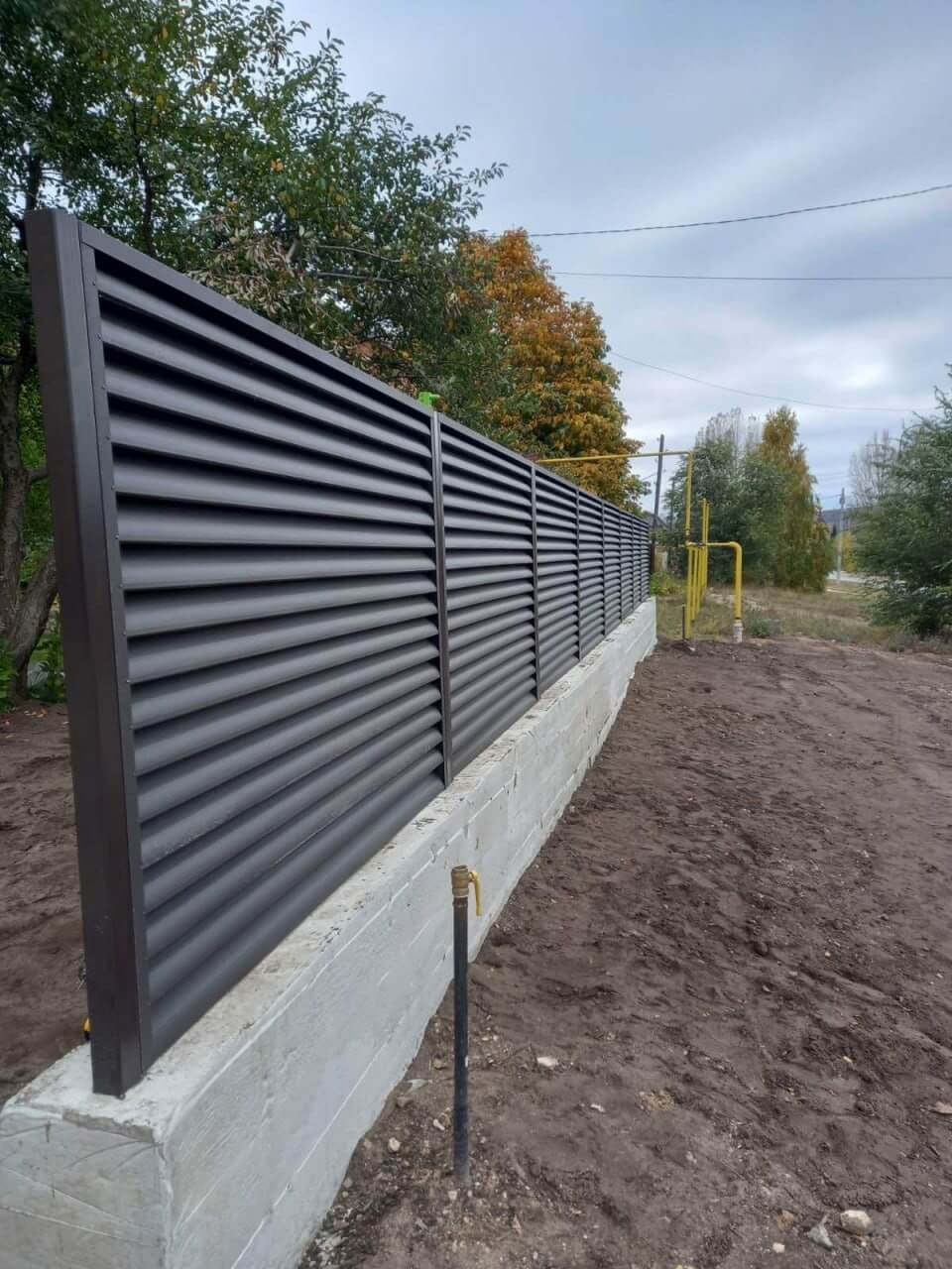 Забор из ламелей еврожалюзи 34м RAL8019/8019 Темный Шоколад двусторонний МАТТЕ фото 3 в Усть-Катаве