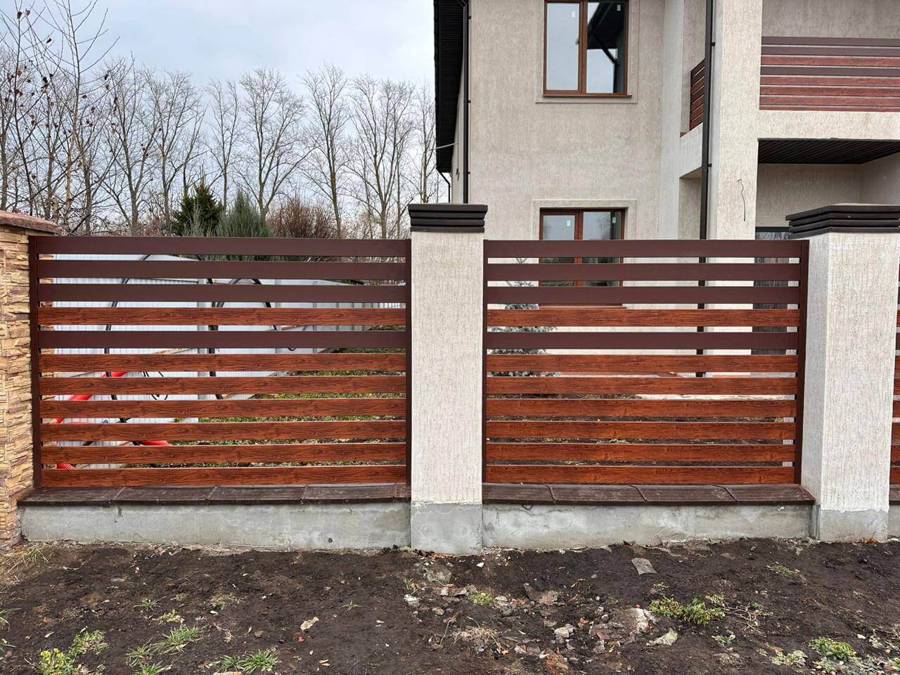 Забор-ранчо из металлопланкена 10м RAL8017 Шоколад МАТТЕ + Темное Дерево (Printech) фото 4 в Усть-Катаве