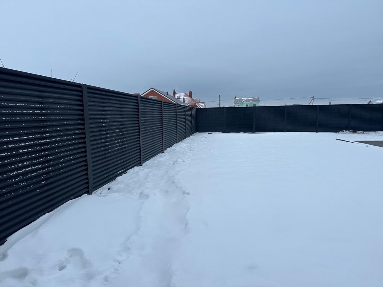Забор-жалюзи из ламелей ЭКО-Z 130м RAL9005 Черный МАТТЕ фото 3 в Усть-Катаве