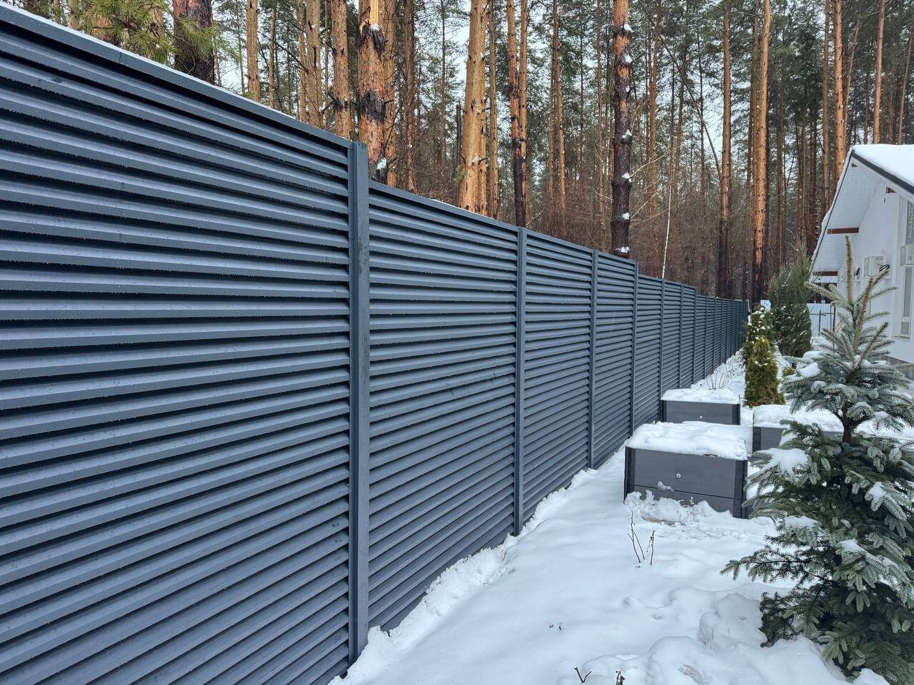 Забор-жалюзи из ламелей ЭКО-Z-US 54м RAL7024/7024 Серый Графит двусторонний МАТТЕ в Усть-Катаве