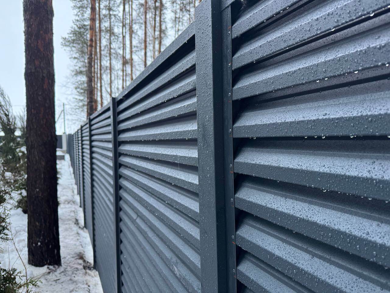 Забор-жалюзи из ламелей ЭКО-Z-US 54м RAL7024/7024 Серый Графит двусторонний МАТТЕ фото 1 в Усть-Катаве