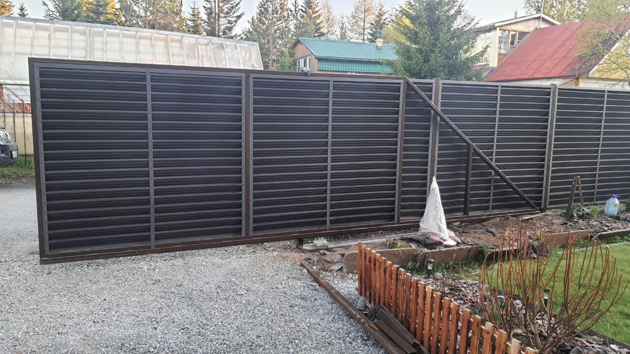 Забор-жалюзи из ламелей ЭКО-Z-US 12м RAL8019/8019 Темный Шоколад двусторонний МАТТЕ фото 3 в Усть-Катаве