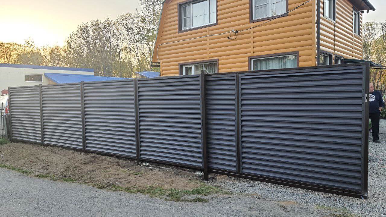 Забор-жалюзи из ламелей ЭКО-Z-US 12м RAL8019/8019 Темный Шоколад двусторонний МАТТЕ фото 2 в Усть-Катаве