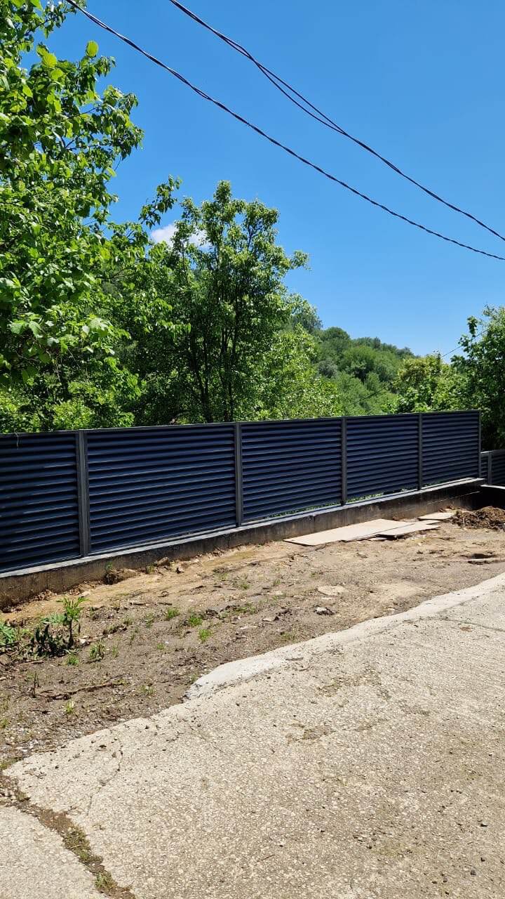 Забор-жалюзи из ламелей еврожалюзи 23м RAL7024/7024 Серый Графит двусторонний МАТТЕ фото 2 в Усть-Катаве