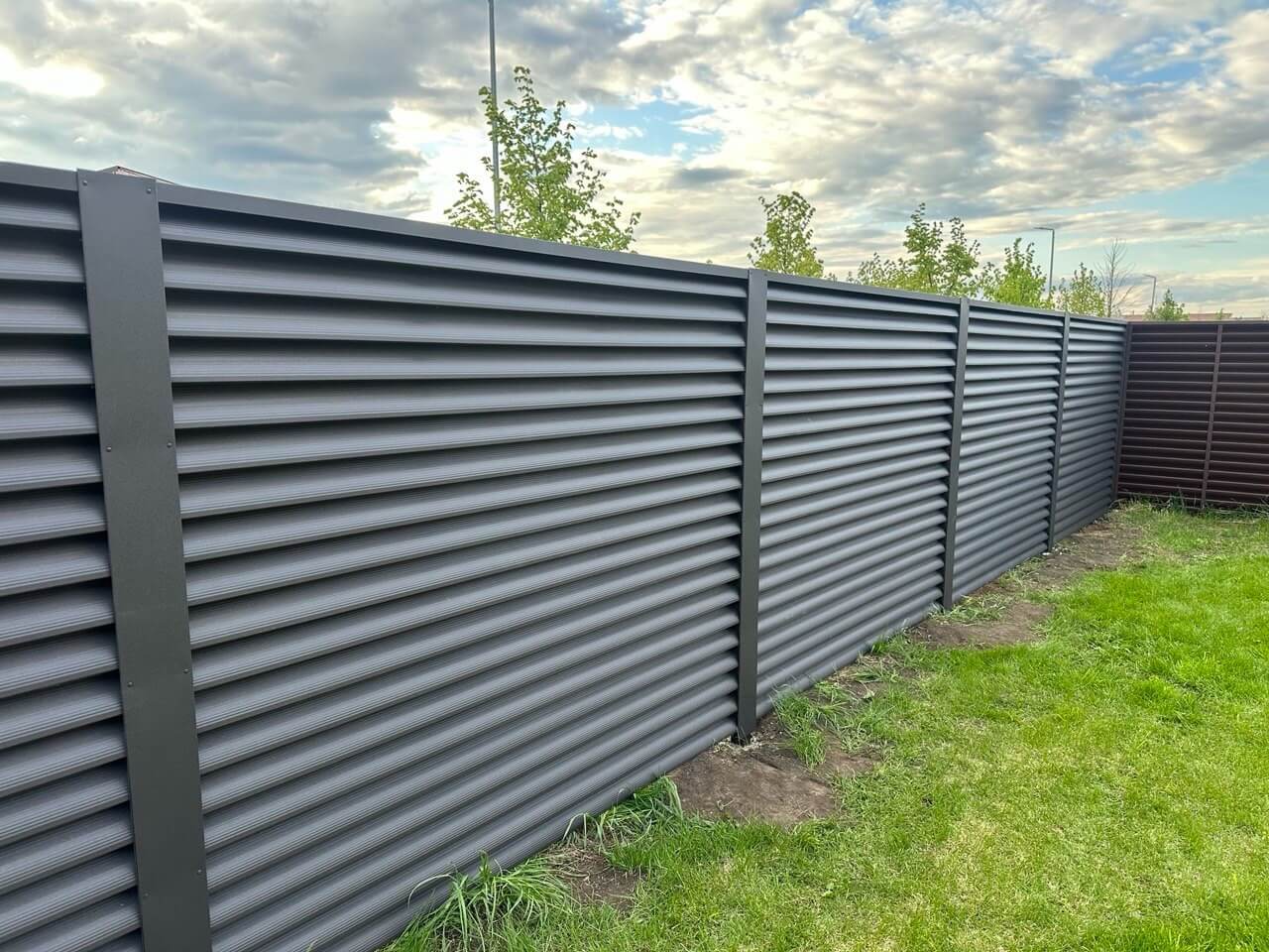 Забор из ламелей еврожалюзи 43м RAL8019/8019 Темный Шоколад двусторонний МАТТЕ фото 1 в Усть-Катаве