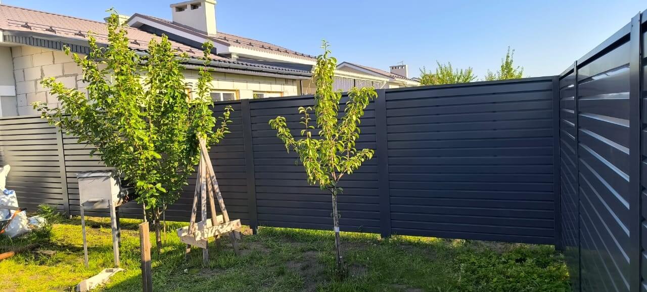 Забор-жалюзи из ламелей Хай-Тек 62м RAL7024/7024 Серый Графит двусторонний фото 4 в Усть-Катаве