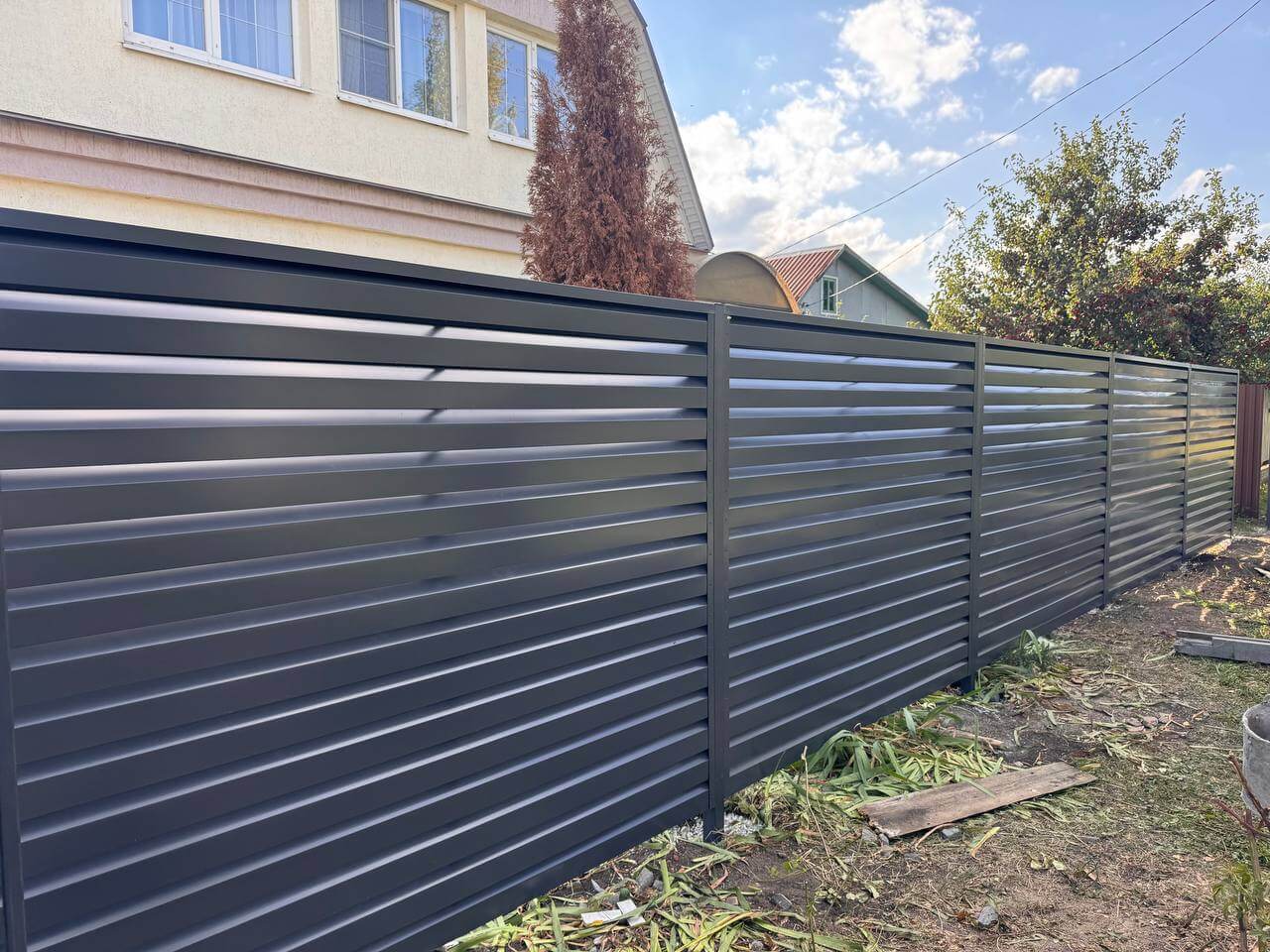 Забор-жалюзи из ламелей Хай-Тек 26м RAL7024/7024 Серый Графит двусторонний в Усть-Катаве