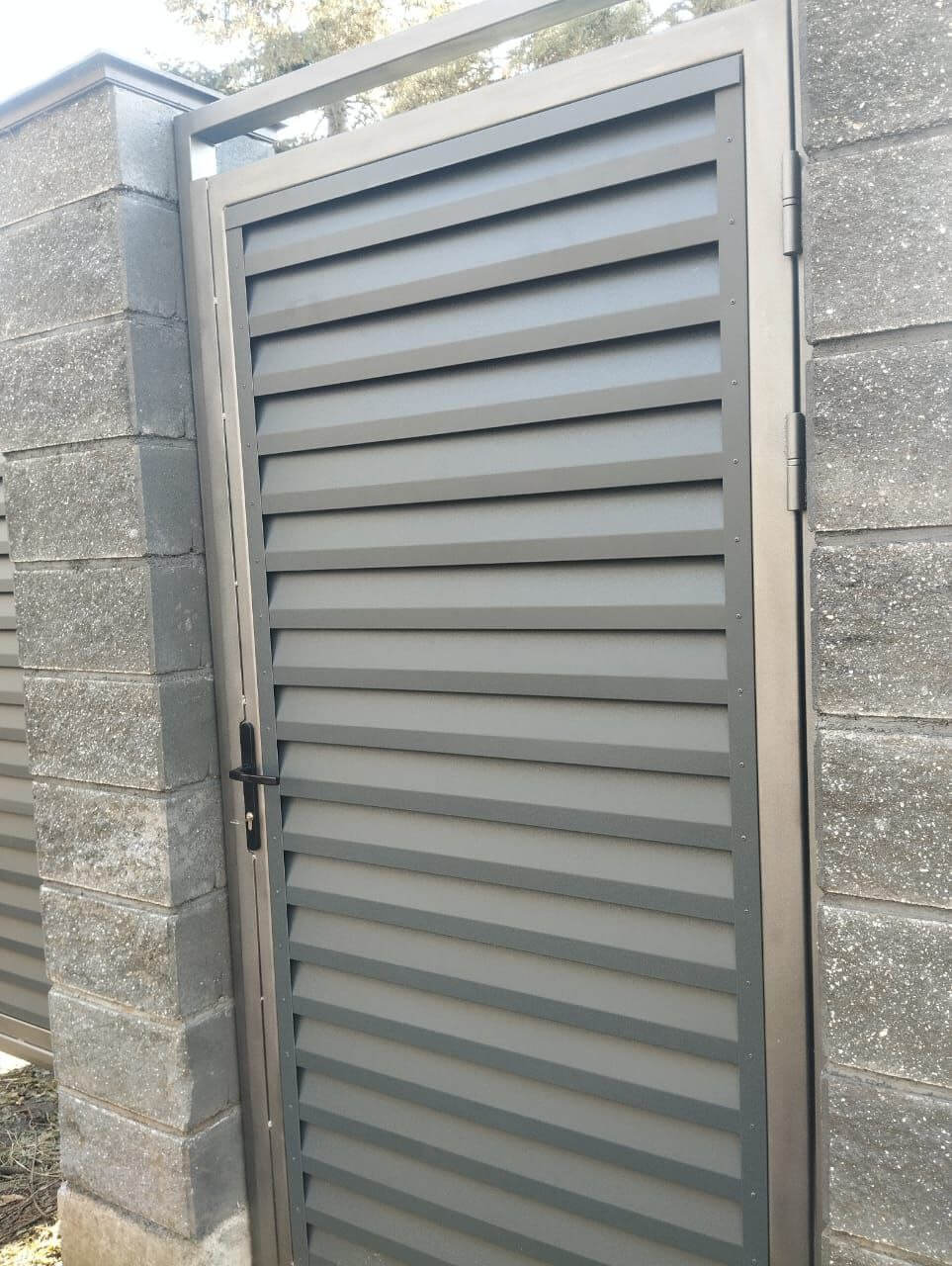 Откатные ворота с калиткой из ламелей Реснички RAL7024/7024 Серый Графит двусторонний МАТТЕ фото 2 в Усть-Катаве