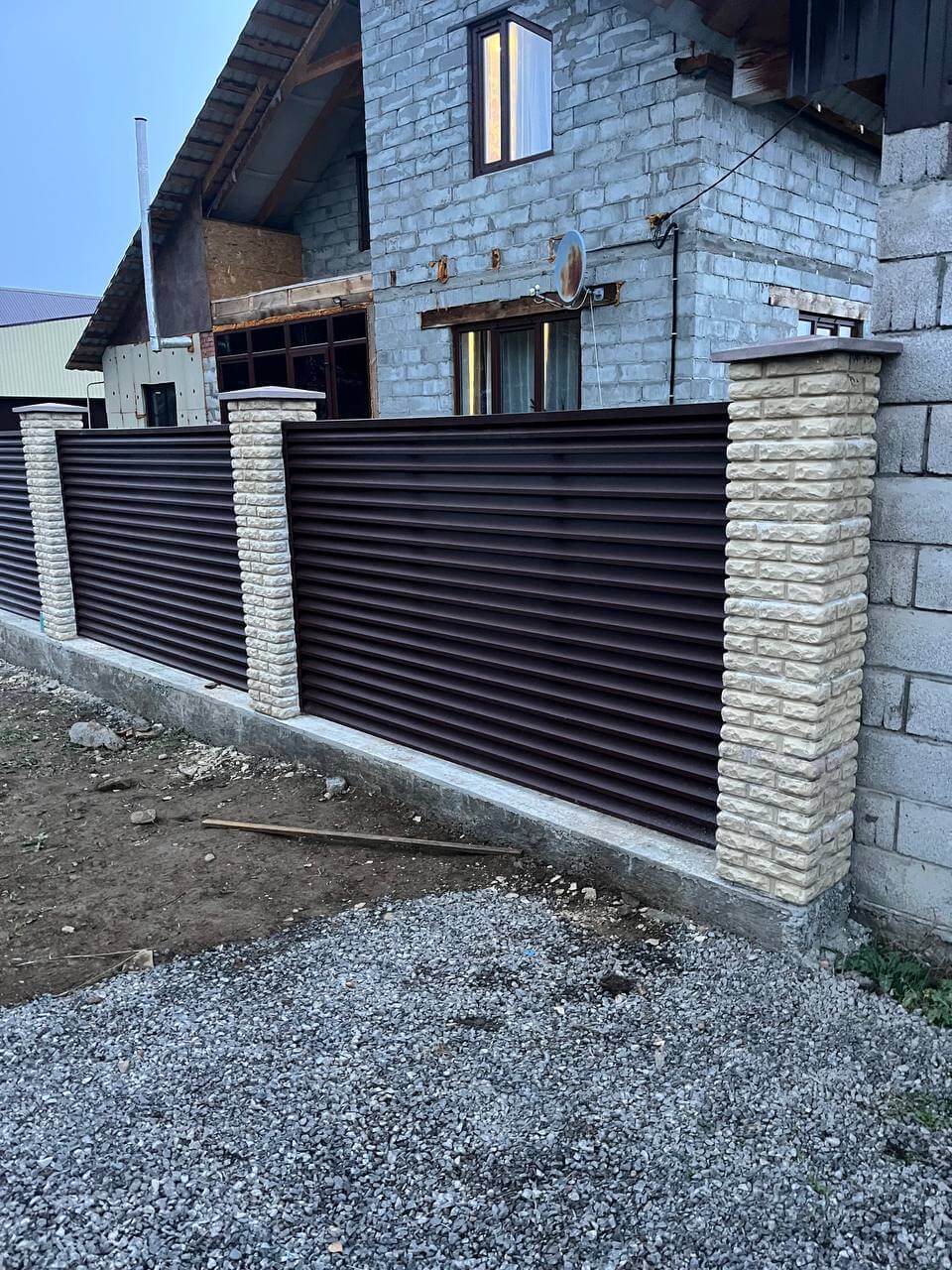 Забор-жалюзи из ламелей ЭКО-Z 18м RAL8017/8017 Шоколад двусторонний фото 2 в Усть-Катаве