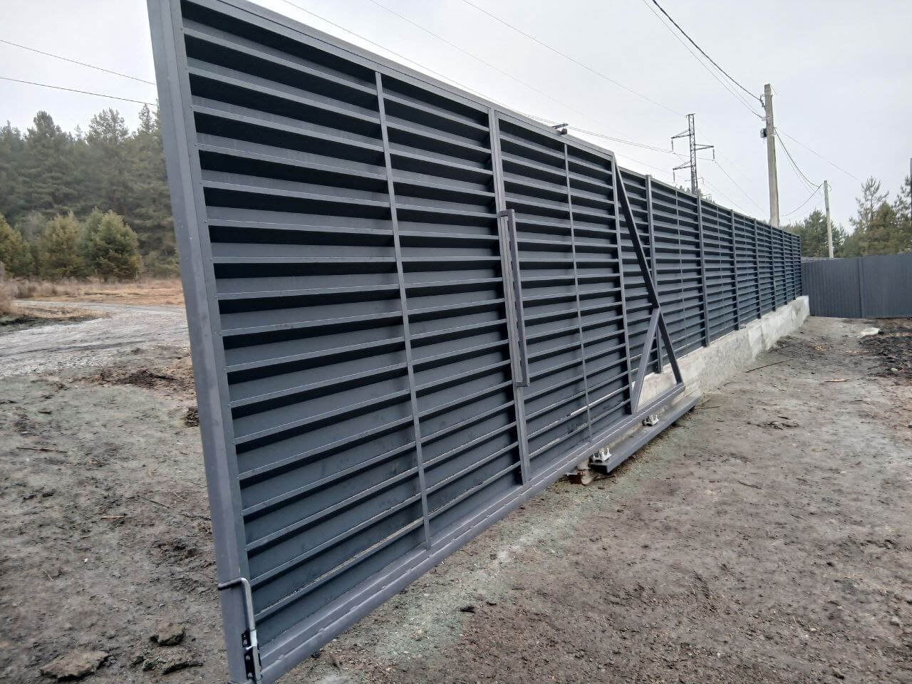 Забор-жалюзи из ламелей Хай-Тек 37м RAL7024/7024 Серый Графит двусторонний МАТТЕ фото 7 в Усть-Катаве