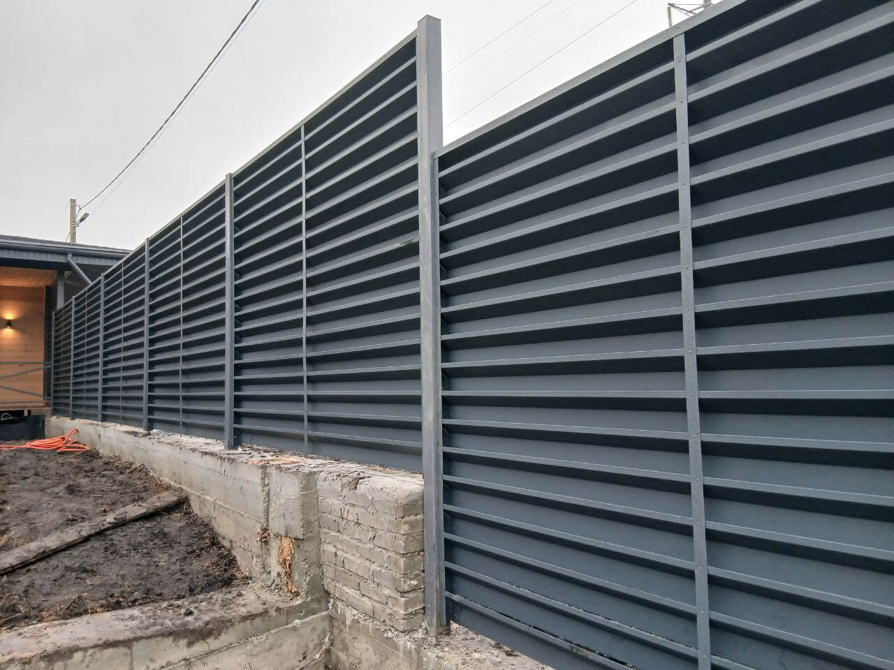 Забор-жалюзи из ламелей Хай-Тек 37м RAL7024/7024 Серый Графит двусторонний МАТТЕ фото 6 в Усть-Катаве