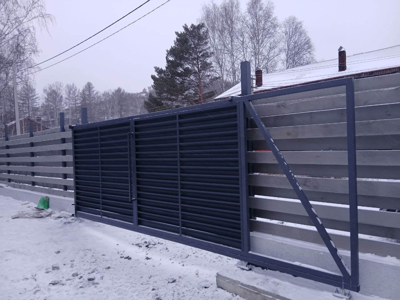 Входная группа из ламелей Хай-Тек RAL7024/7024 Серый Графит двусторонний МАТТЕ фото 4 в Усть-Катаве