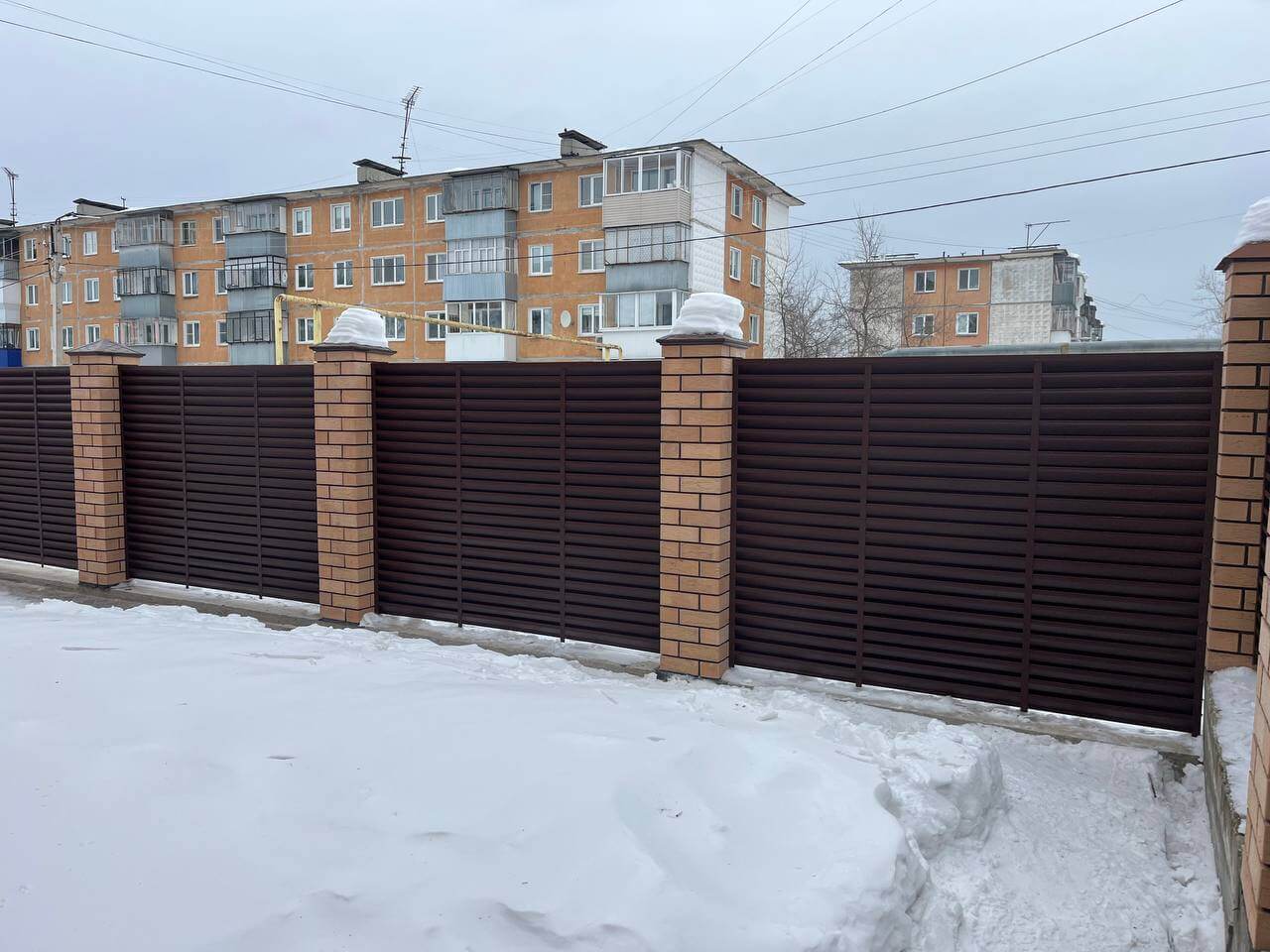 Забор-жалюзи из ламелей ЭКО-Z 87м RAL8017/8017 Шоколад двусторонний МАТТЕ фото 17 в Усть-Катаве