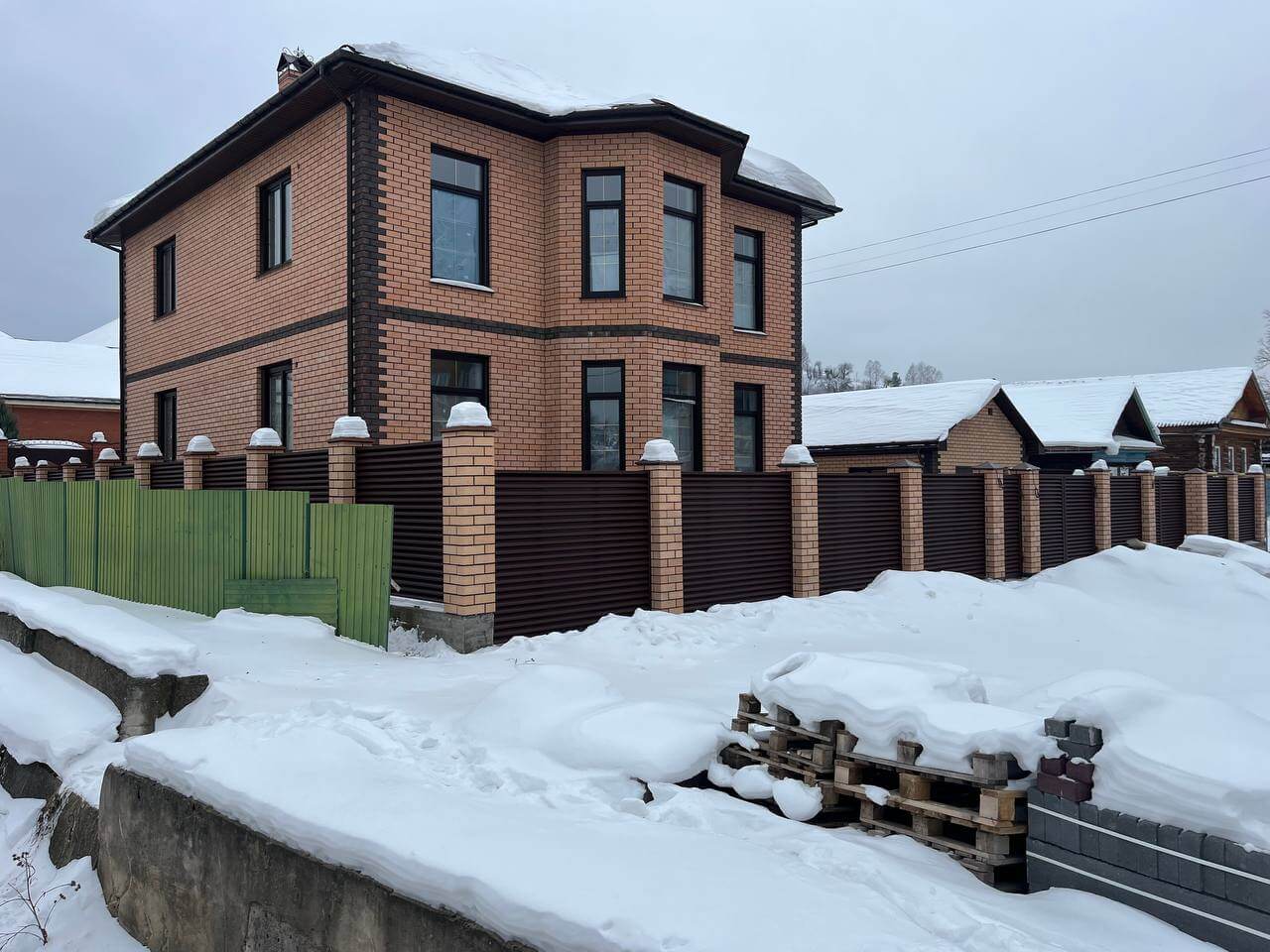 Забор-жалюзи из ламелей ЭКО-Z 87м RAL8017/8017 Шоколад двусторонний МАТТЕ фото 12 в Усть-Катаве