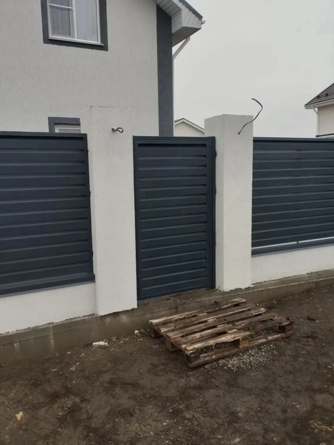 Забор-жалюзи из ламелей Хай-Тек 12м RAL7024 Серый Графит МАТТЕ фото 1 в Усть-Катаве