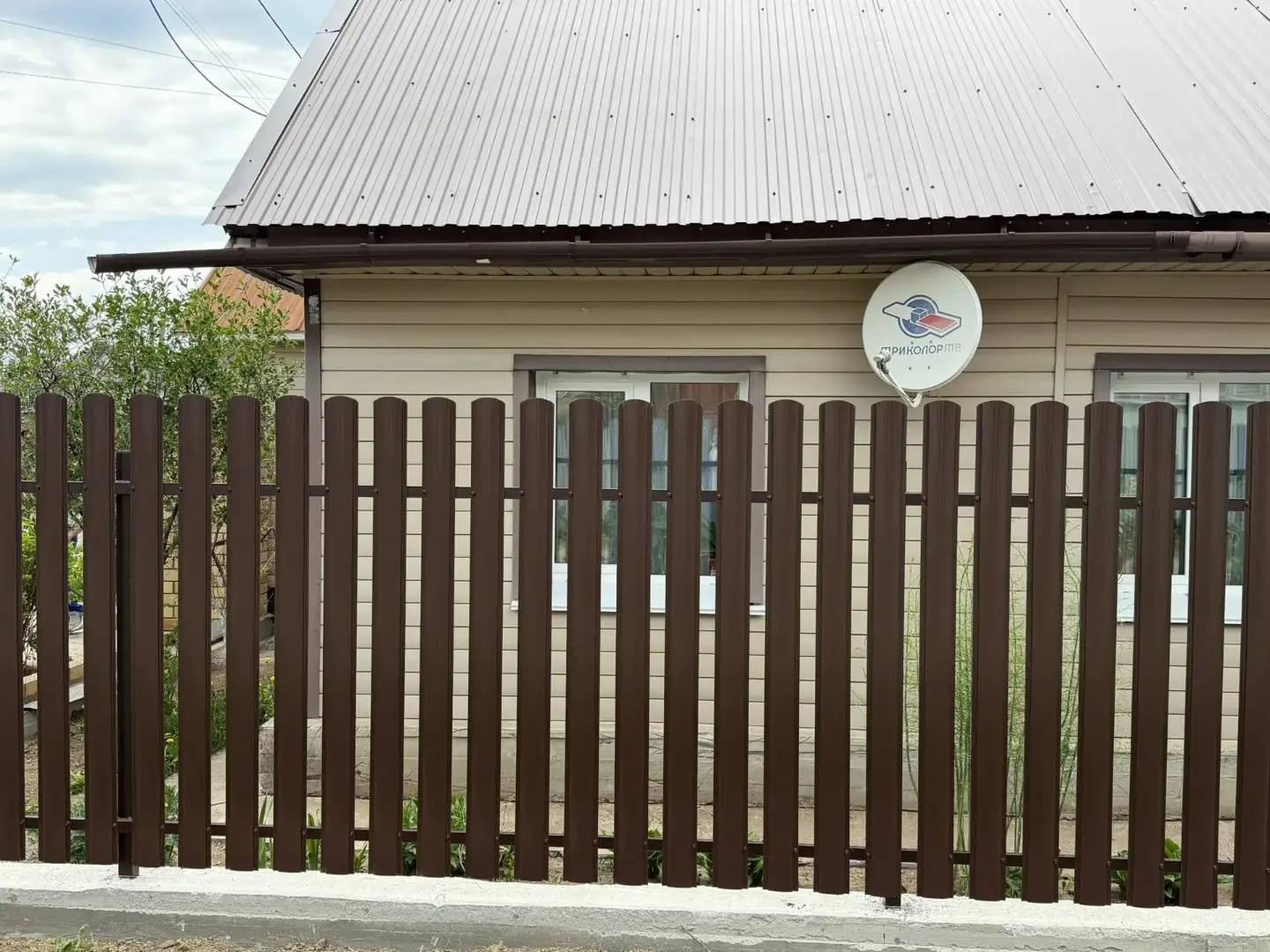 Комбинированный забор из ламелей ЭКО-Z-US и евроштакетника 18м RAL8017 Шоколад МАТТЕ, Полиэстер фото 3 в Усть-Катаве