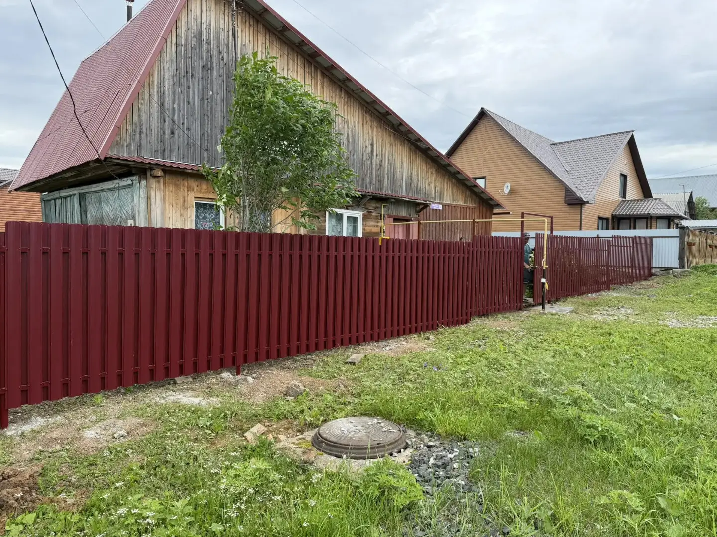 Забор из евроштакетника 24м RAL3005/3005 Красное Вино двусторонний фото 3 в Усть-Катаве