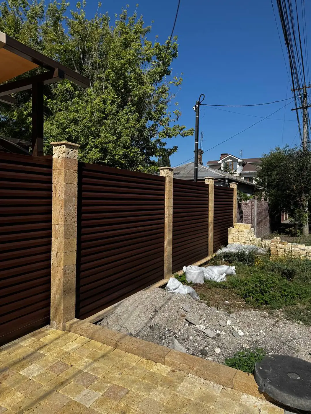 Забор-жалюзи из ламелей Реснички 12м RAL8017 Шоколад МАТТЕ фото 6 в Усть-Катаве