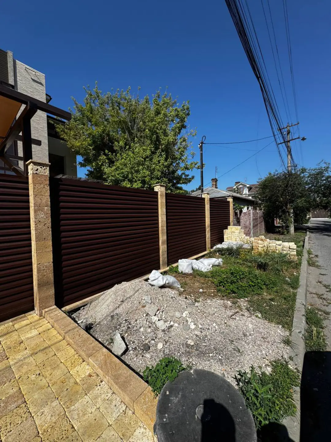 Забор-жалюзи из ламелей Реснички 12м RAL8017 Шоколад МАТТЕ фото 5 в Усть-Катаве