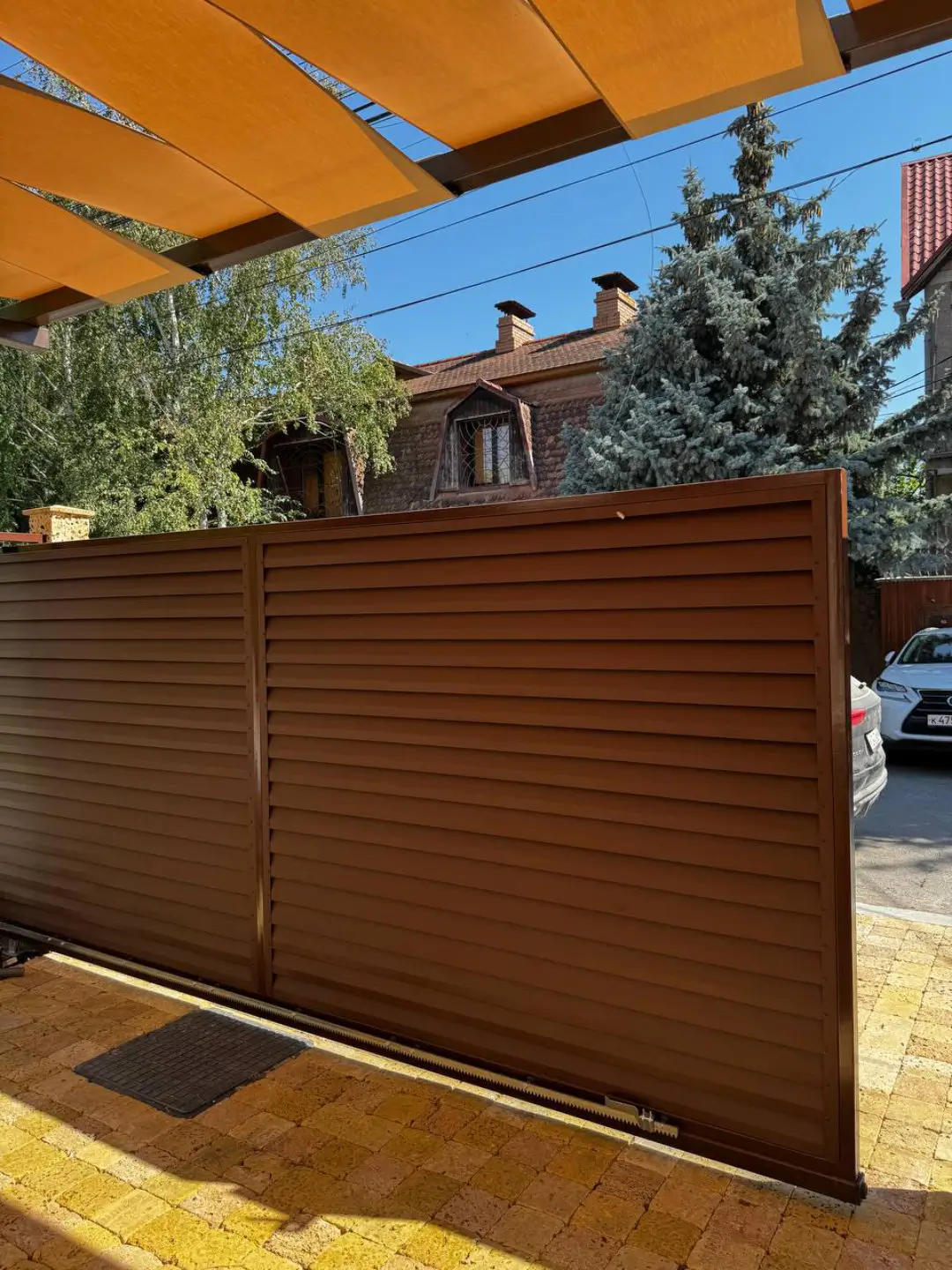 Забор-жалюзи из ламелей Реснички 12м RAL8017 Шоколад МАТТЕ фото 3 в Усть-Катаве