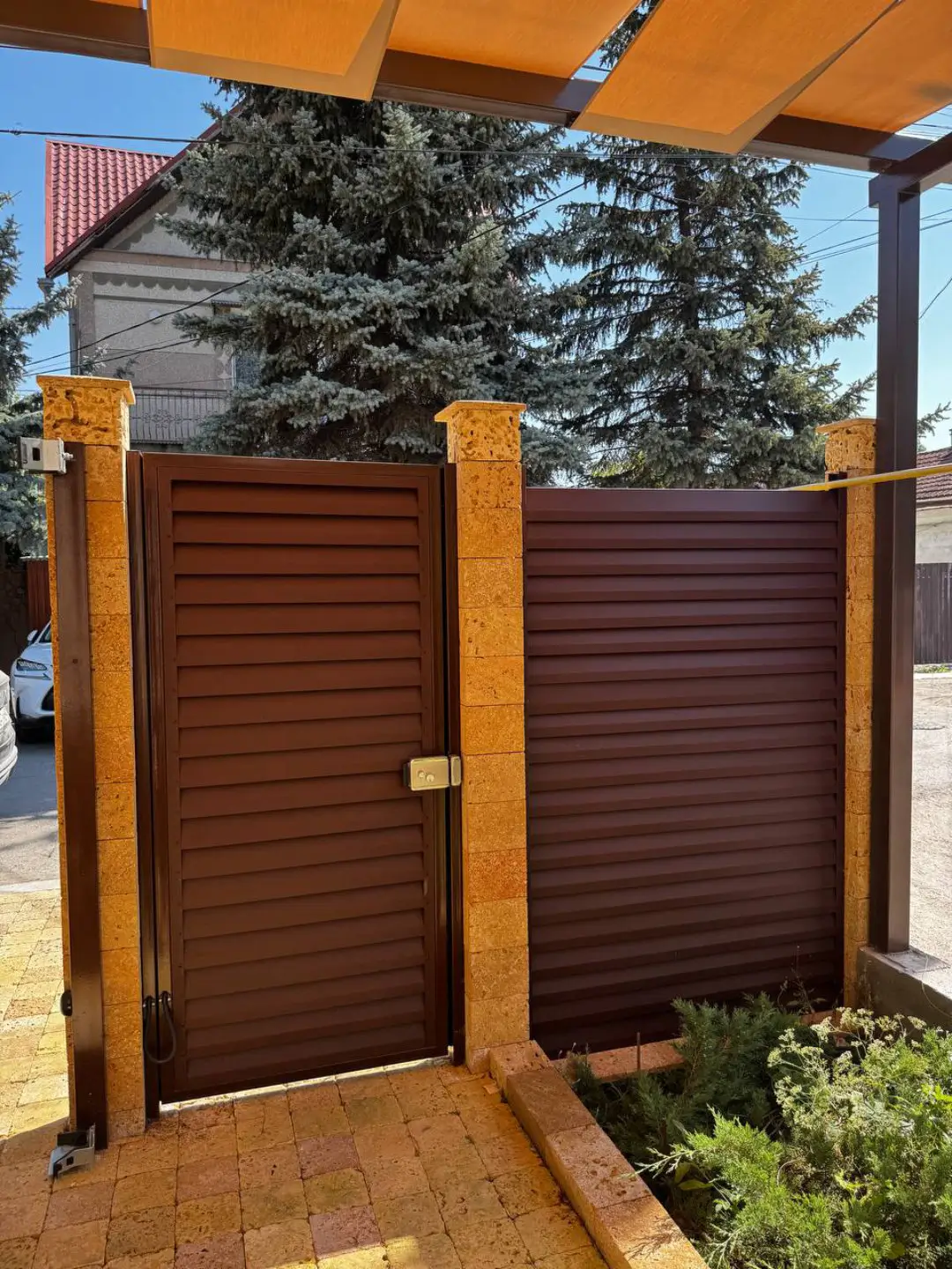 Забор-жалюзи из ламелей Реснички 12м RAL8017 Шоколад МАТТЕ фото 1 в Усть-Катаве